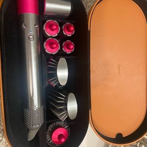 Dyson air warp 100% authentic. Like brand new. Only used maybe 2 times.